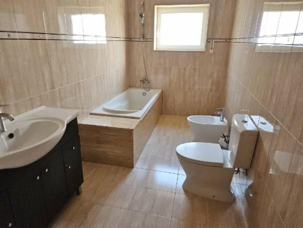 Moradia unifamiliar T3, situada no lugar da Ermida, Santa Cristina do Couto, no concelho de Santo Ti