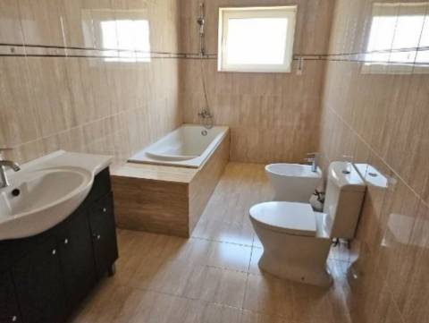 Moradia unifamiliar T3, situada no lugar da Ermida, Santa Cristina do Couto, no concelho de Santo Ti