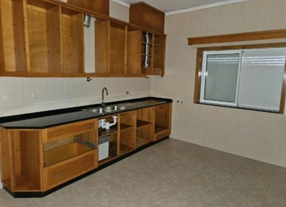 Moradia unifamiliar T3, situada no lugar da Ermida, Santa Cristina do Couto, no concelho de Santo Ti