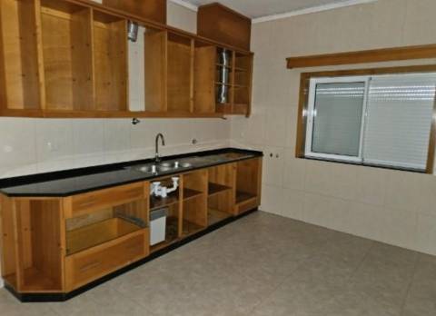 Moradia unifamiliar T3, situada no lugar da Ermida, Santa Cristina do Couto, no concelho de Santo Ti