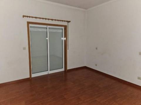 Moradia unifamiliar T3, situada no lugar da Ermida, Santa Cristina do Couto, no concelho de Santo Ti