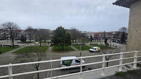 Escritório na Praça do Almada, por cima da CGD