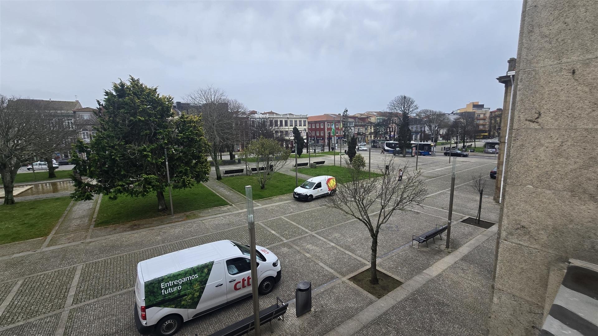Escritório na Praça do Almada, por cima da CGD