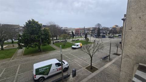 Escritório na Praça do Almada, por cima da CGD