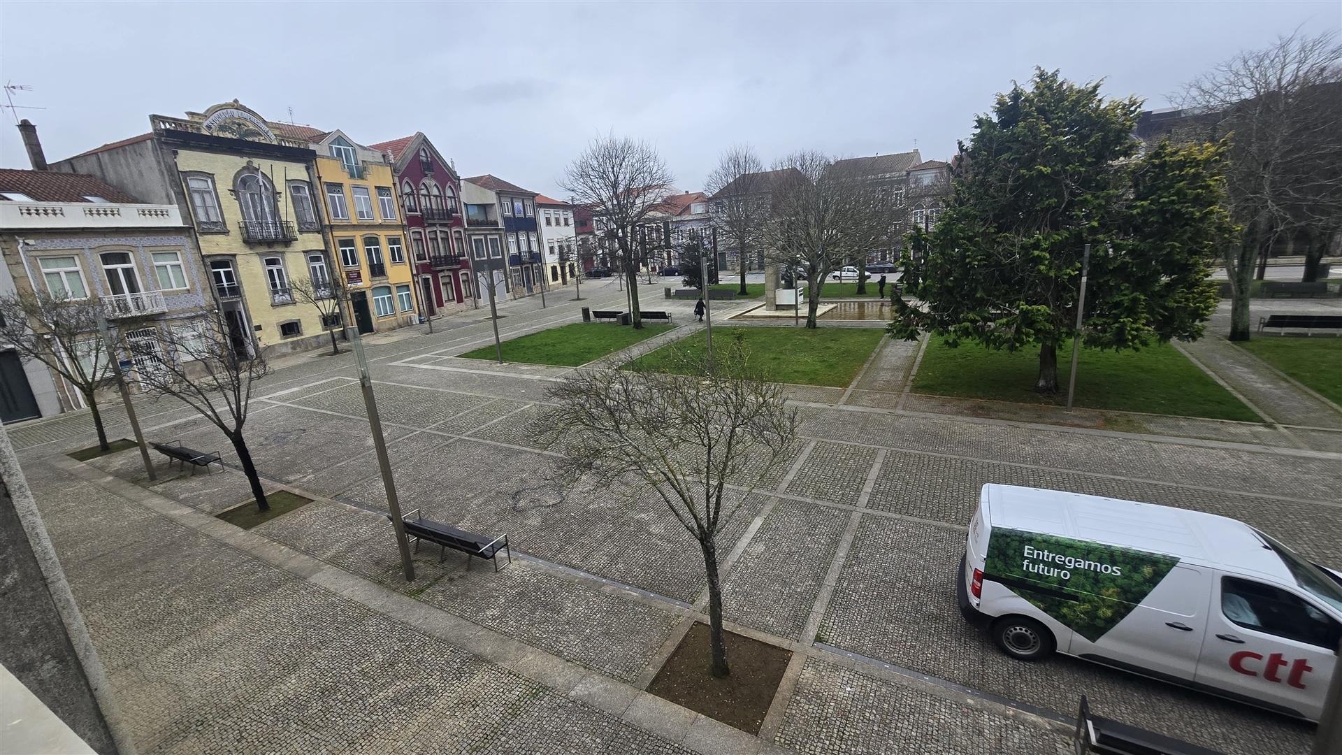 Escritório na Praça do Almada, por cima da CGD