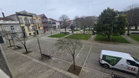 Escritório na Praça do Almada, por cima da CGD