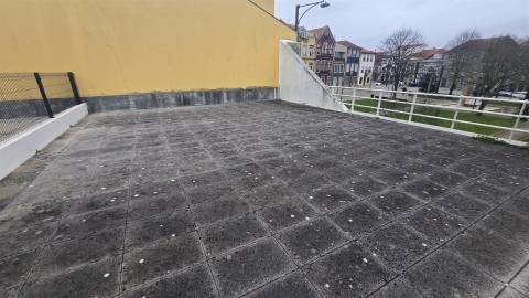 Escritório na Praça do Almada, por cima da CGD