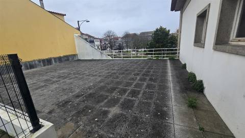 Escritório na Praça do Almada, por cima da CGD