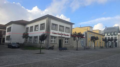 Escritório na Praça do Almada, por cima da CGD