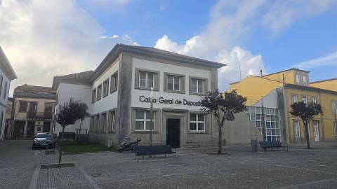 Escritório na Praça do Almada, por cima da CGD