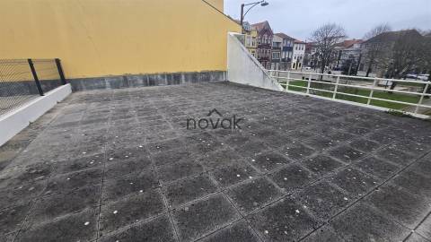 Escritório na Praça do Almada, por cima da CGD
