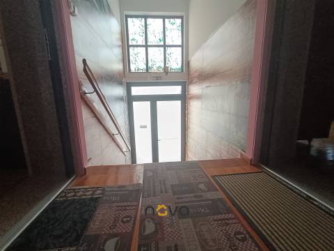 Moradia T6+1 com 2 pisos, bem localizada e com frente para duas ruas &#124; NOVA Imobiliária