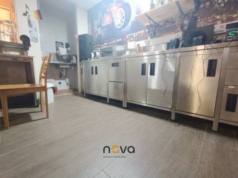 Moradia T6+1 com 2 pisos, bem localizada e com frente para duas ruas &#124; NOVA Imobiliária