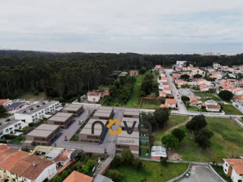 Excelentes moradias T3+1 de LUXO situadas a 900m da praia | NOVA Imobiliária
