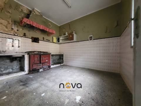 MORADIA T4 PARA RESTAURO EM AGUÇADOURA