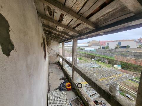 MORADIA T4 PARA RESTAURO EM AGUÇADOURA