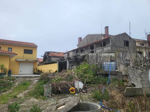 MORADIA T4 PARA RESTAURO EM AGUÇADOURA