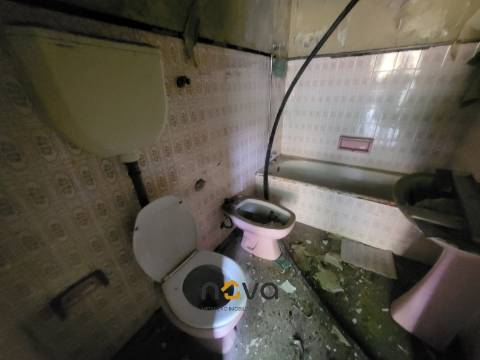 MORADIA T4 PARA RESTAURO EM AGUÇADOURA