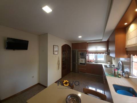 Moradia T4+2 de quatro frentes, próxima da zona balnear