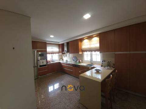 Moradia T4+2 de quatro frentes, próxima da zona balnear