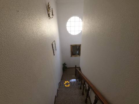 Moradia T4+2 de quatro frentes, próxima da zona balnear