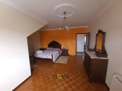 Moradia T4+2 de quatro frentes, próxima da zona balnear