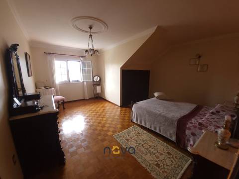 Moradia T4+2 de quatro frentes, próxima da zona balnear