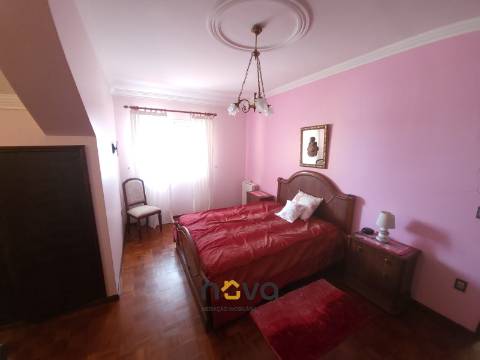 Moradia T4+2 de quatro frentes, próxima da zona balnear