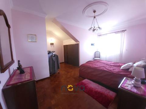 Moradia T4+2 de quatro frentes, próxima da zona balnear