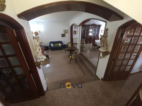 Moradia T4+2 de quatro frentes, próxima da zona balnear