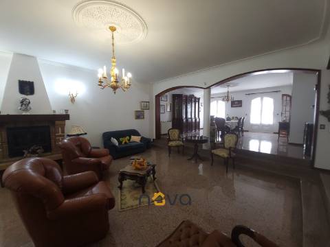 Moradia T4+2 de quatro frentes, próxima da zona balnear