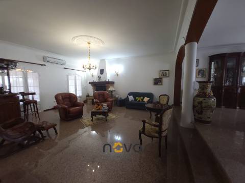 Moradia T4+2 de quatro frentes, próxima da zona balnear