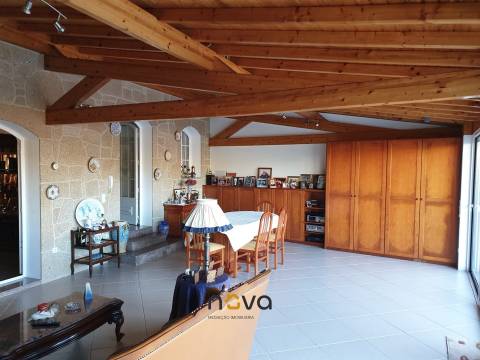 Moradia T4+2 de quatro frentes, próxima da zona balnear