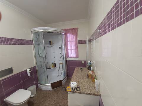 Moradia T4+2 de quatro frentes, próxima da zona balnear