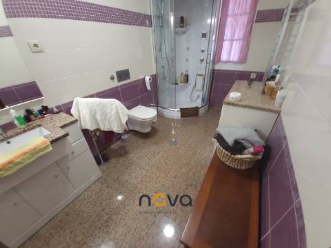 Moradia T4+2 de quatro frentes, próxima da zona balnear