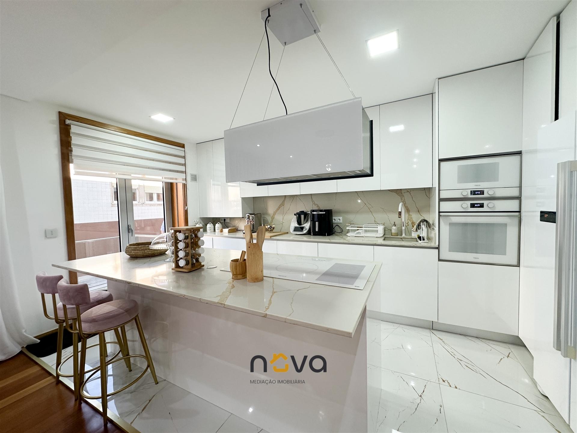 Apartamento T3 inserido em condomínio fechado com piscina, na Póvoa de Varzim &#124; NOVA IMOBILIÁRIA
