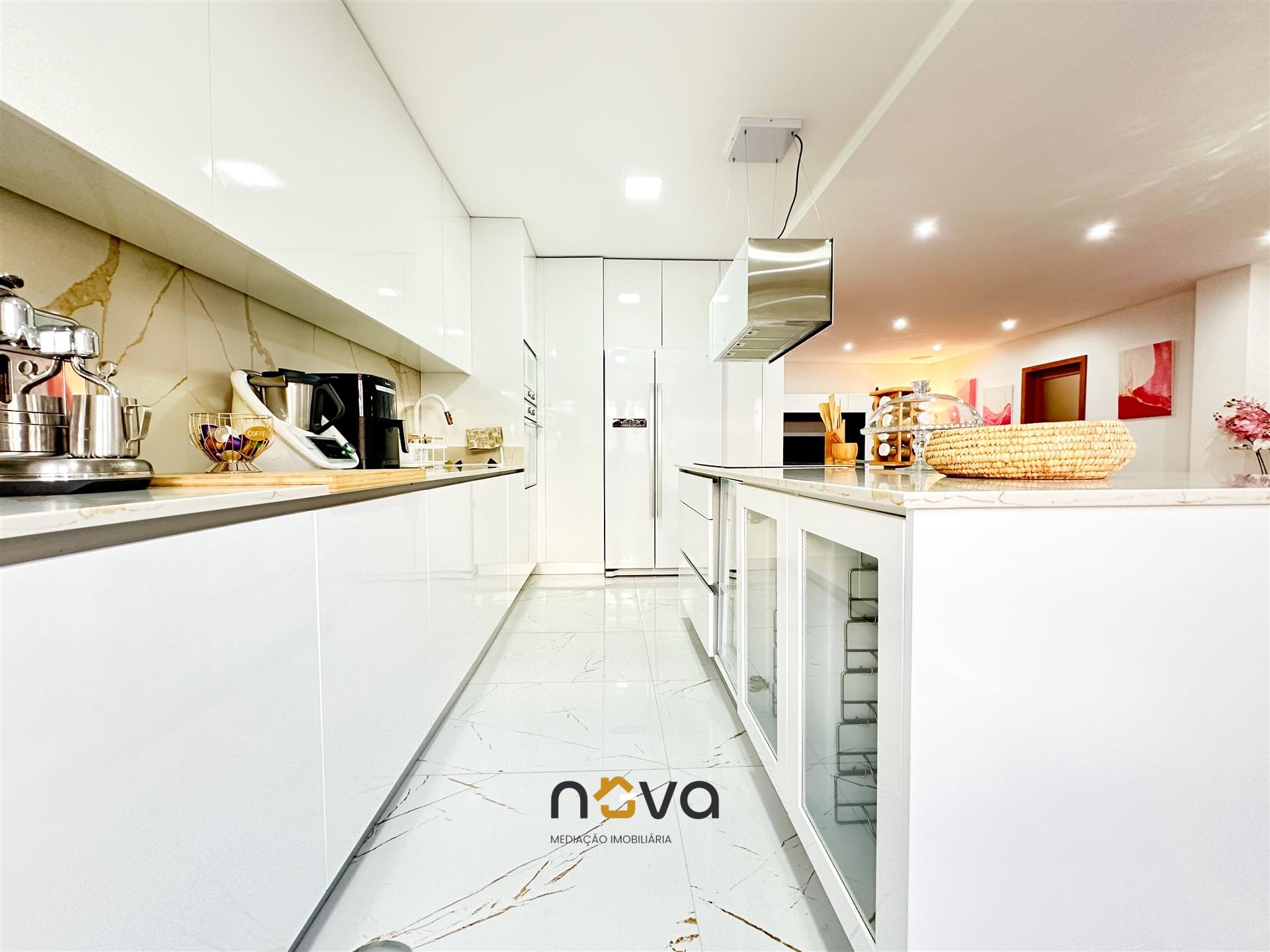 Apartamento T3 inserido em condomínio fechado com piscina, na Póvoa de Varzim &#124; NOVA IMOBILIÁRIA