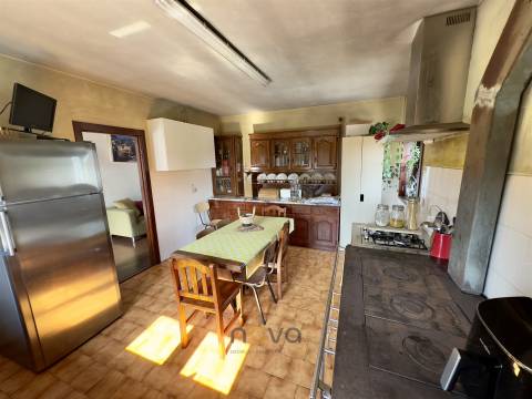 Arcos de Valdevez: T3 com Jardim, Terraço, Cave e Terreno Averbado