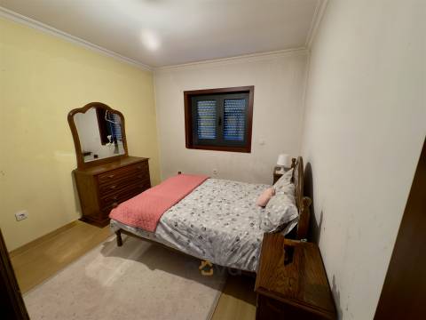 Arcos de Valdevez: T3 com Jardim, Terraço, Cave e Terreno Averbado