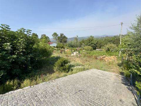 Arcos de Valdevez: T3 com Jardim, Terraço, Cave e Terreno Averbado