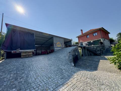 Arcos de Valdevez: T3 com Jardim, Terraço, Cave e Terreno Averbado