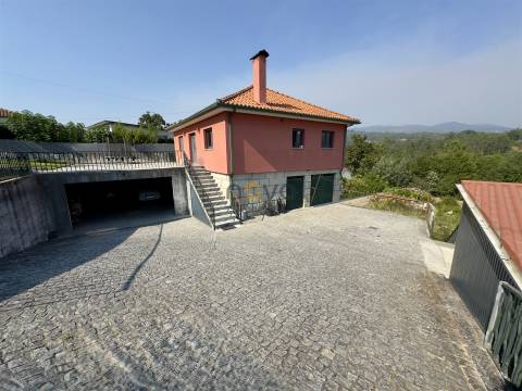 Arcos de Valdevez: T3 com Jardim, Terraço, Cave e Terreno Averbado