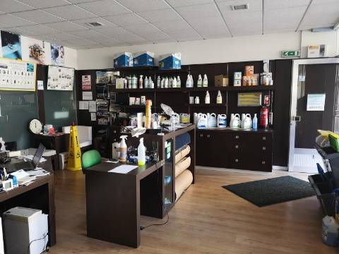 Loja comercial com 82 m2 com montra e boa visibilidade. Póvoa de Varzim | Nova Imobiliária