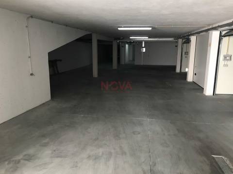 Garagem fechada para 2 carros na Povoa de Varzim  | NOVA Imobiliária