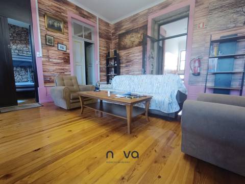 Moradia T6+1 com 2 pisos, bem localizada e com frente para duas ruas | NOVA Imobiliária