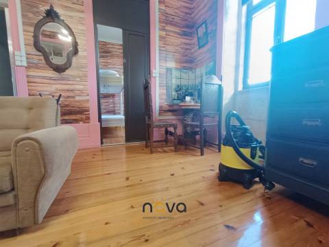 Moradia T6+1 com 2 pisos, bem localizada e com frente para duas ruas | NOVA Imobiliária