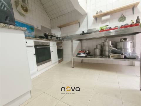 Moradia T6+1 com 2 pisos, bem localizada e com frente para duas ruas | NOVA Imobiliária