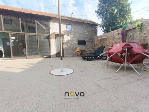 Moradia T6+1 com 2 pisos, bem localizada e com frente para duas ruas | NOVA Imobiliária