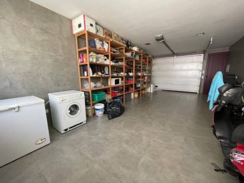 Moradia em banda tipo T4 no centro da cidade | NOVA Imobiliária