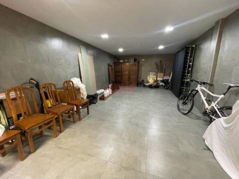 Moradia em banda tipo T4 no centro da cidade | NOVA Imobiliária